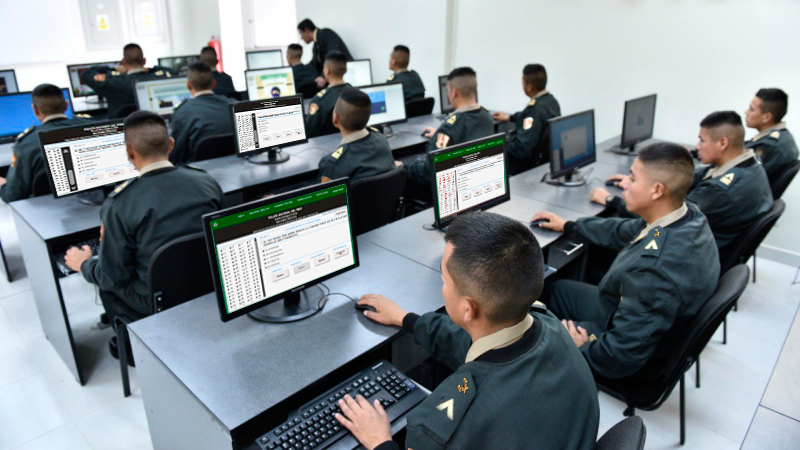 Efectivos PNP en formación